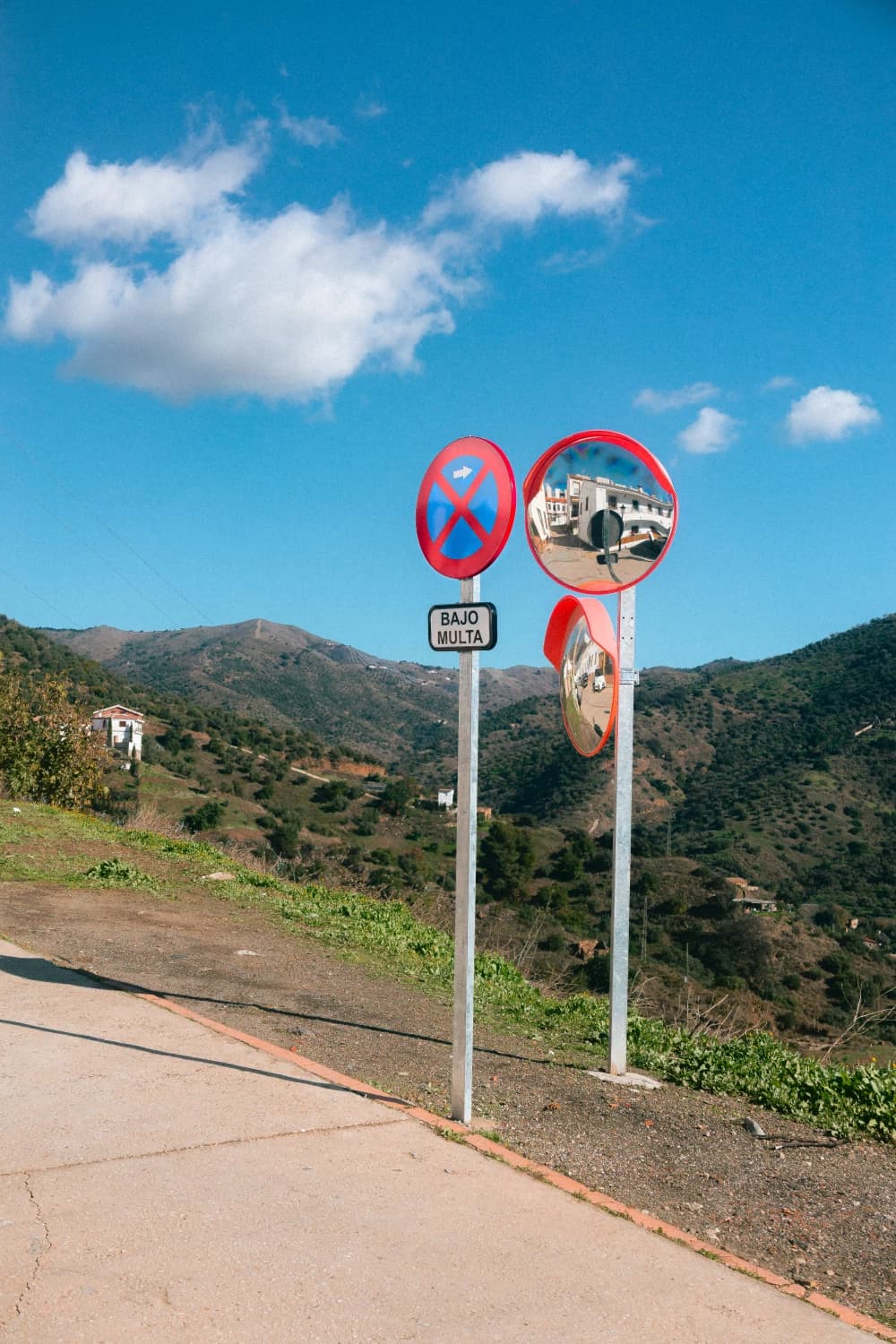 Photo by Leon Maria Plecity