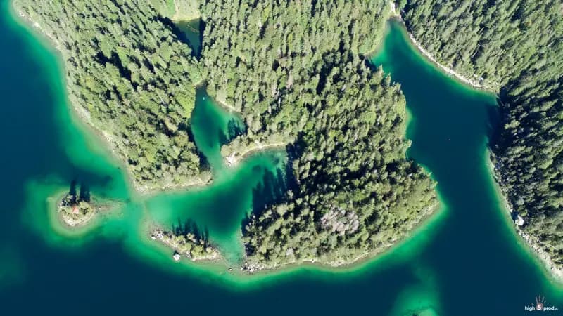 Photo by Olivier Riethauser