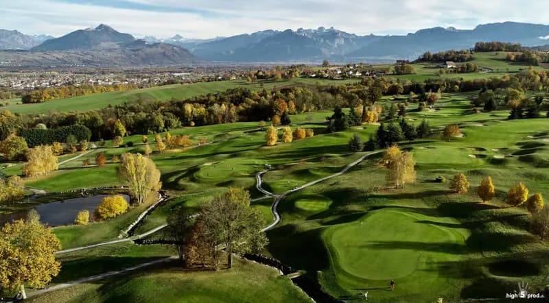 Photo by Olivier Riethauser