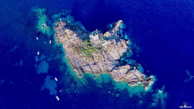 Photo by Olivier Riethauser