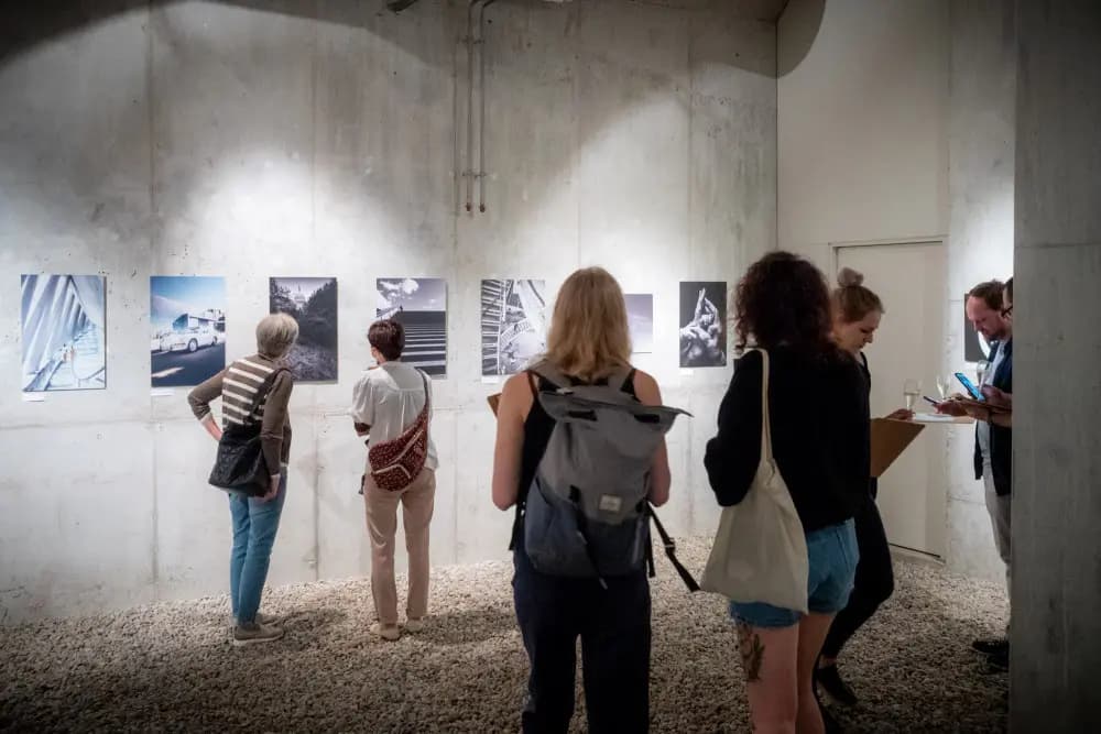 Du musst kein berühmter Fotograf sein, um deine Fotos in einer Galerie ausstellen zu können.