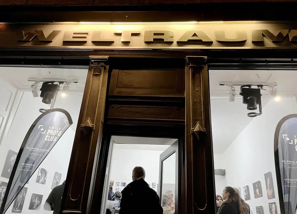 Einfach Fotos hochladen. Wir drucken & stellen sie in einer tollen Galerie aus.