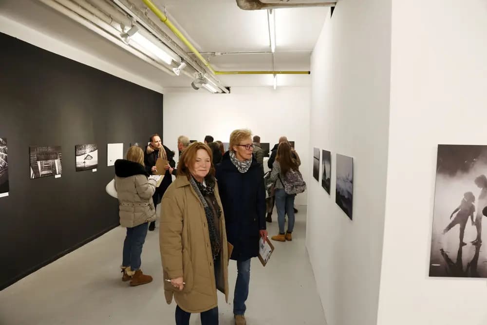 Jeder kann mitmachen! Lade einfach deine Fotos hoch, wir drucken und stellen sie aus.