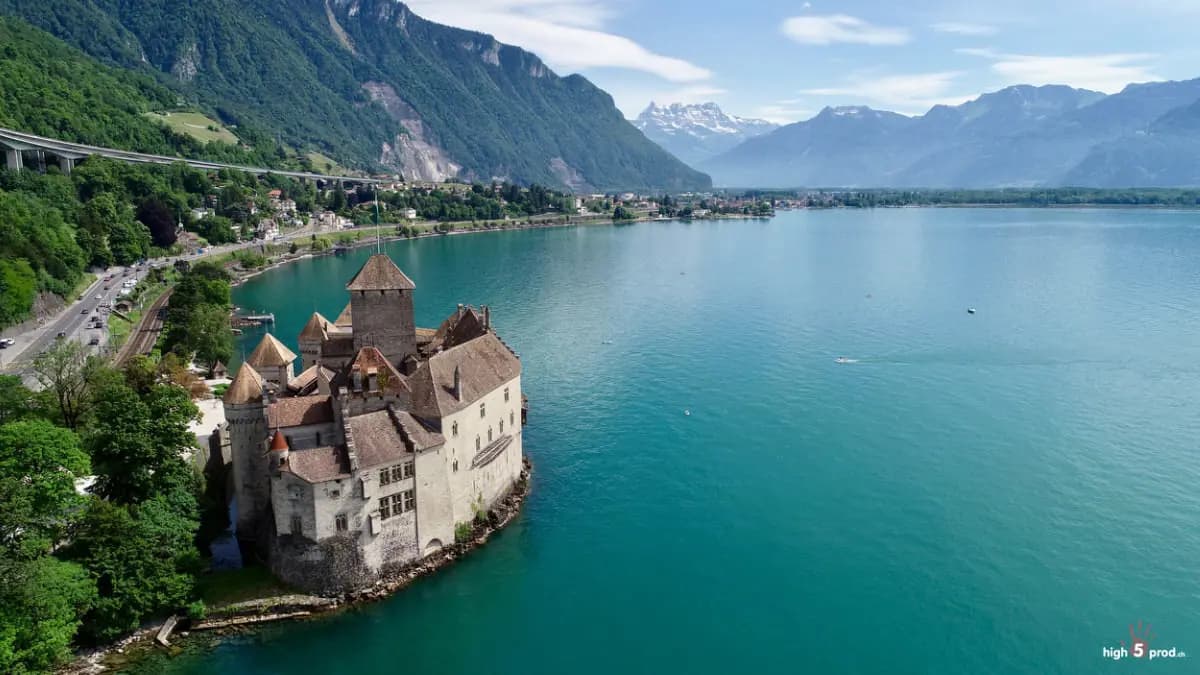 Photo by Olivier Riethauser