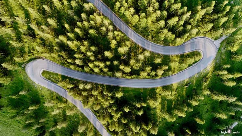 Photo by Olivier Riethauser