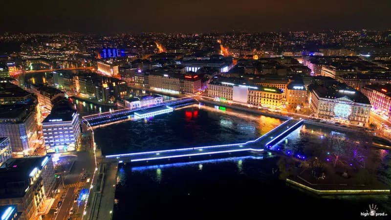 Photo by Olivier Riethauser