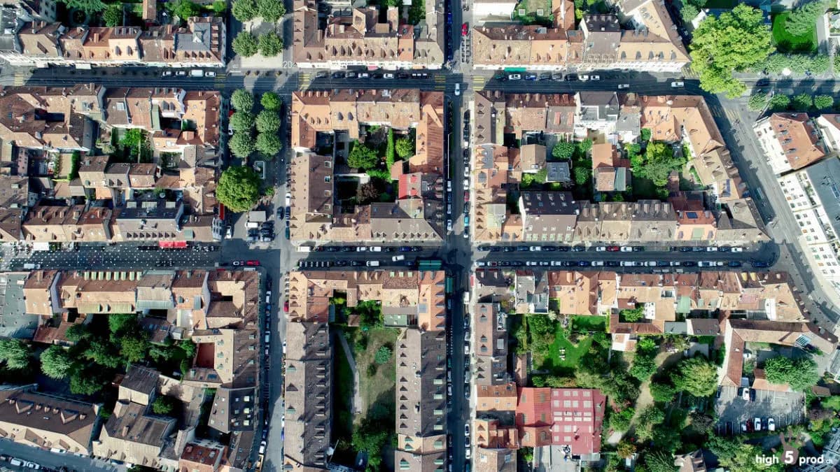 Photo by Olivier Riethauser