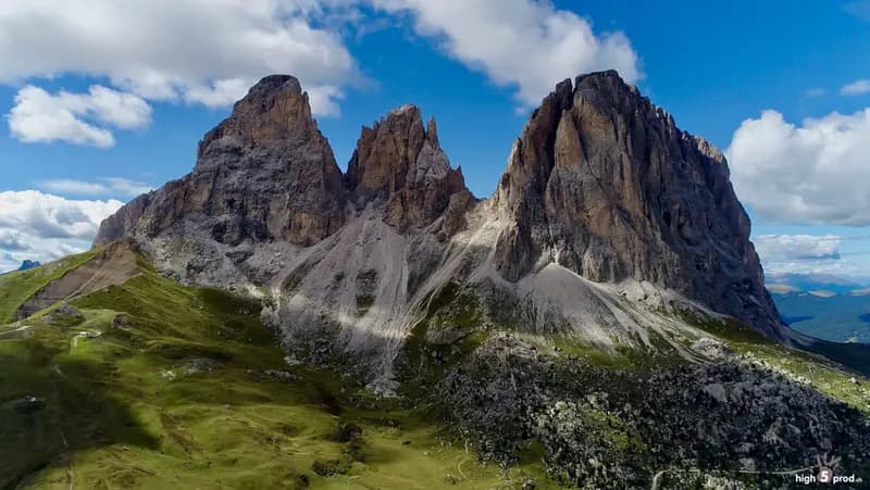 Photo by Olivier Riethauser