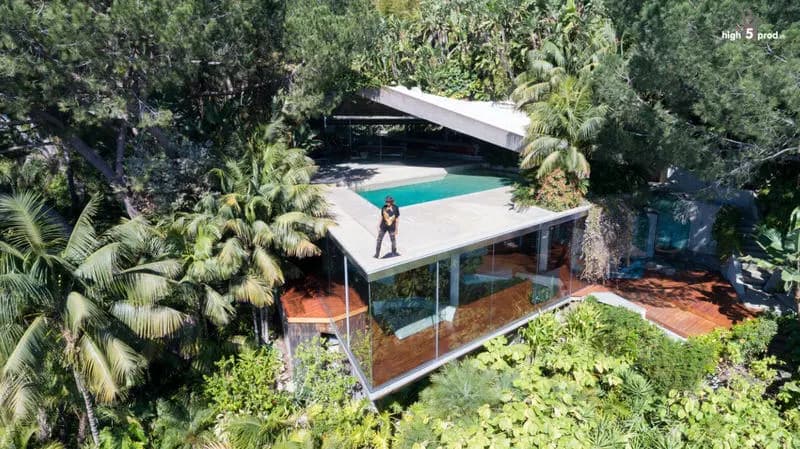 Photo by Olivier Riethauser