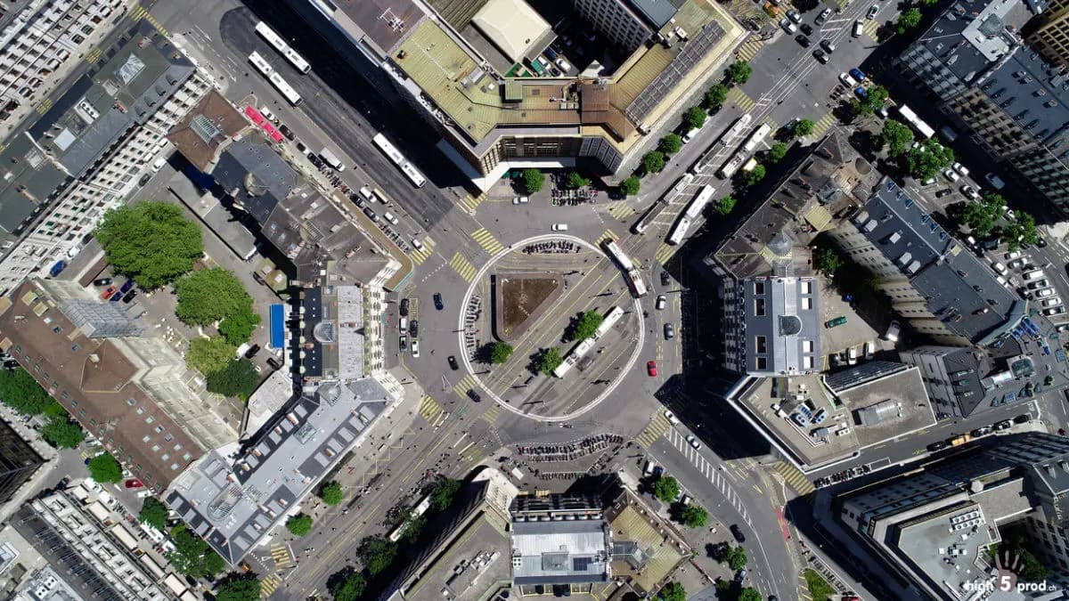 Photo by Olivier Riethauser