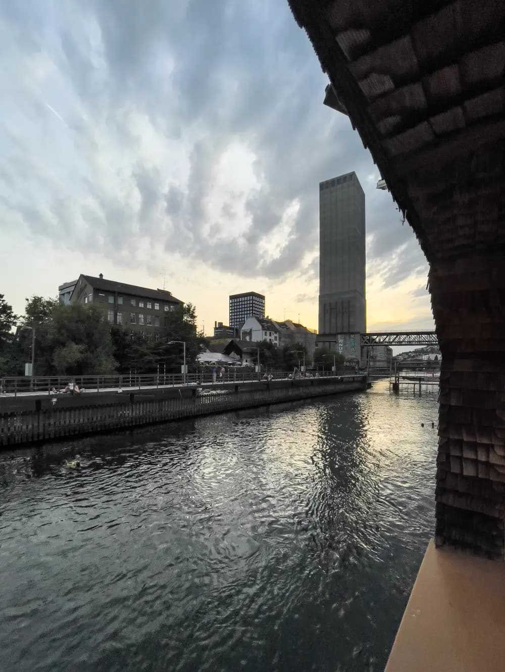 Stadtimpressionen der Limmat und alter Industriegebäude