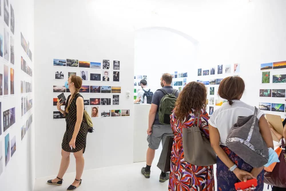 Einfach Fotos hochladen. Wir drucken & stellen sie in einer tollen Galerie aus.