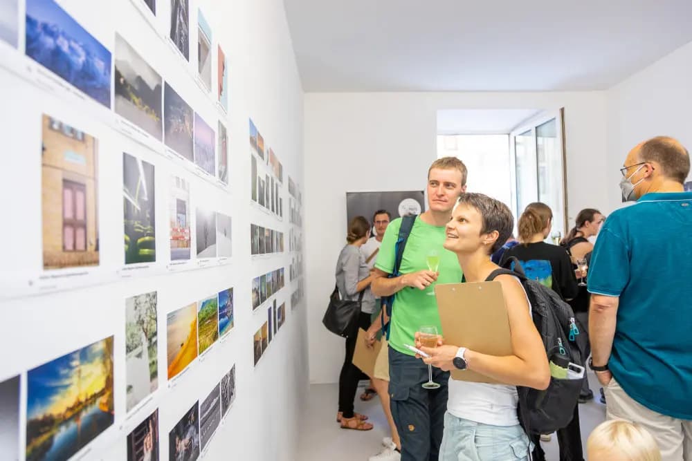 Einfach Fotos hochladen. Wir drucken & stellen sie in einer tollen Galerie aus.