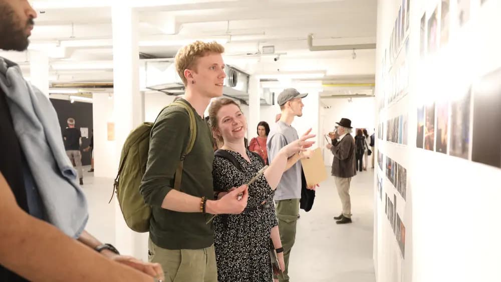 Einfach Fotos hochladen und schon bald auf deine eigene Vernissage gehen!